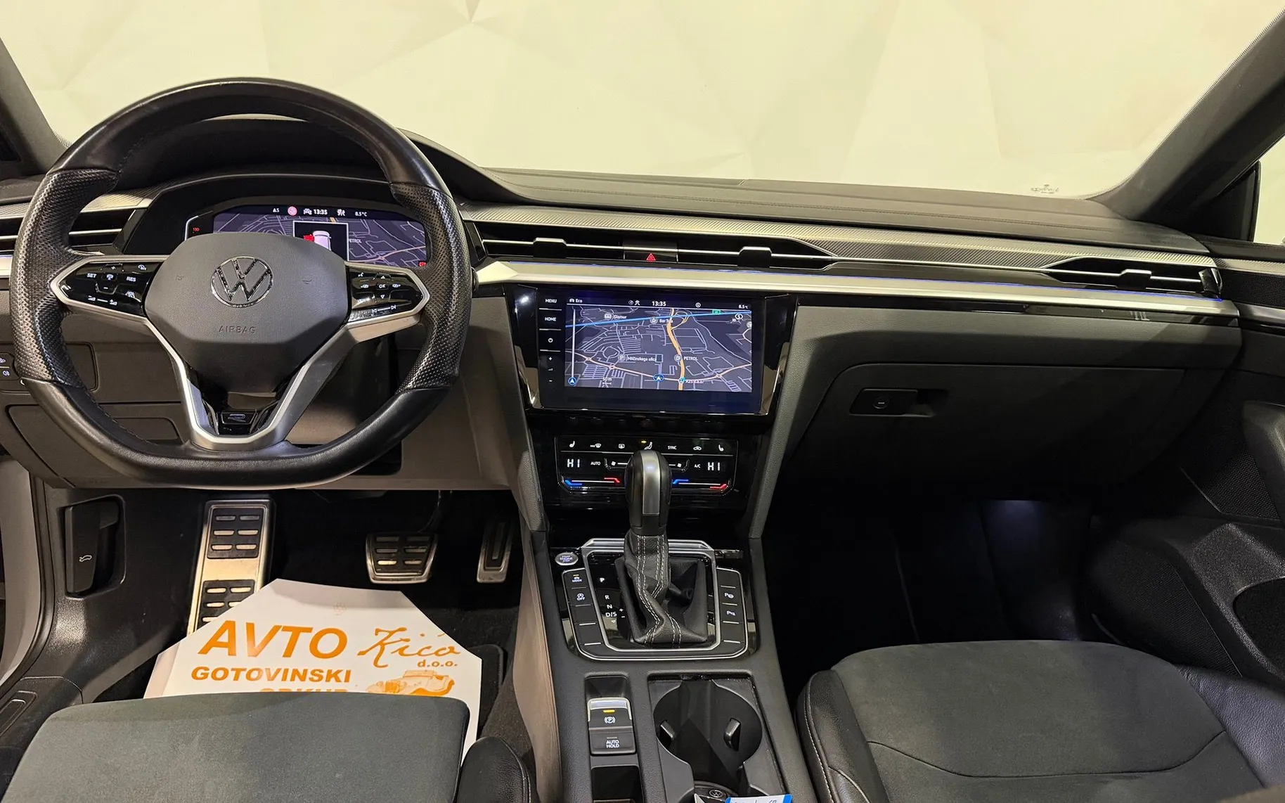 Notranja slika - VW Arteon Shooting Brake - 2.0 TDI-R-LINE-PANORAMA-VIRTUAL-ACC-KAMERA-NAVI-F1 - 11