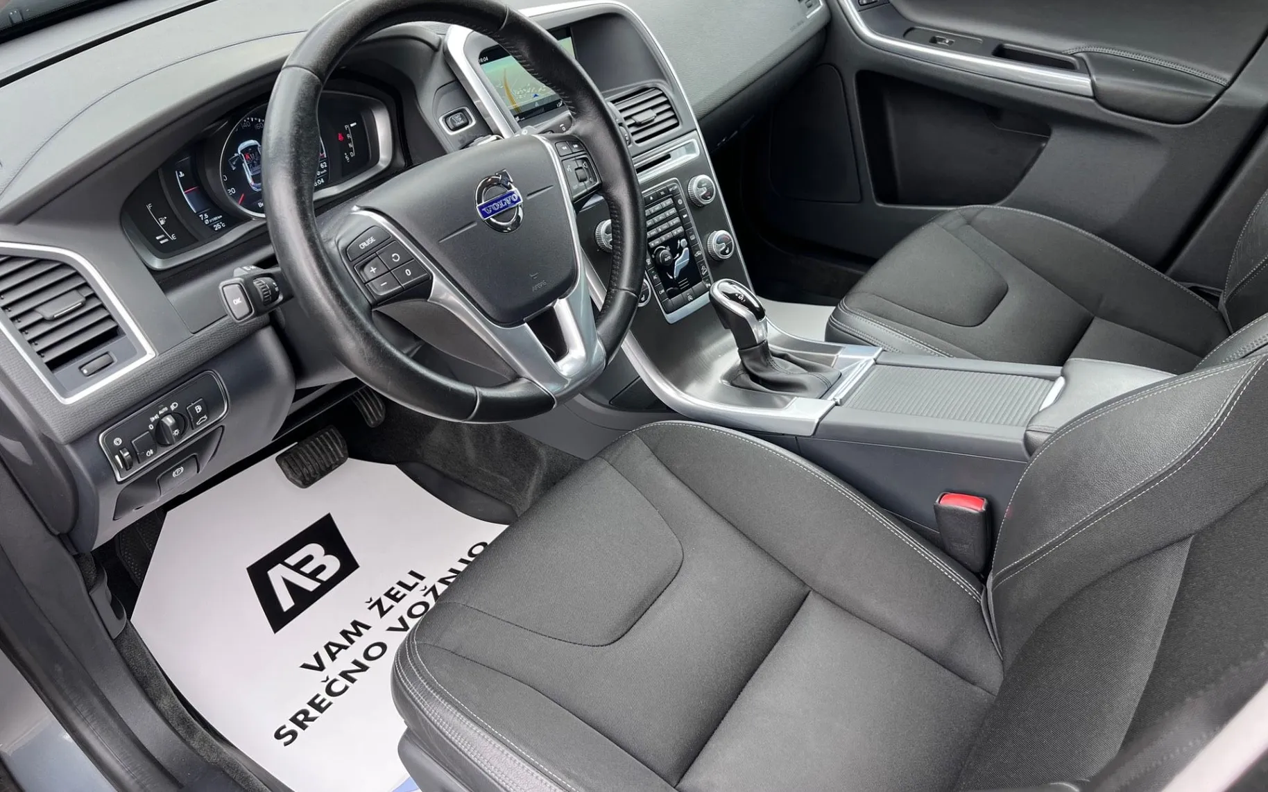 Notranja slika - Volvo XC60 - 2.4 AWD D4+XENON+NAVI+KLJUKA - 9