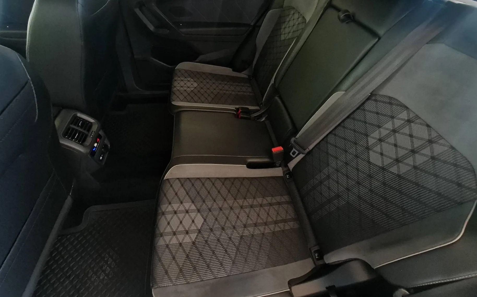 Notranja slika - Volkswagen Tiguan Allspace - 4motion 2.0 TDI R-Line DSG•SLO•Panorama•IQ.LIGHT - 14