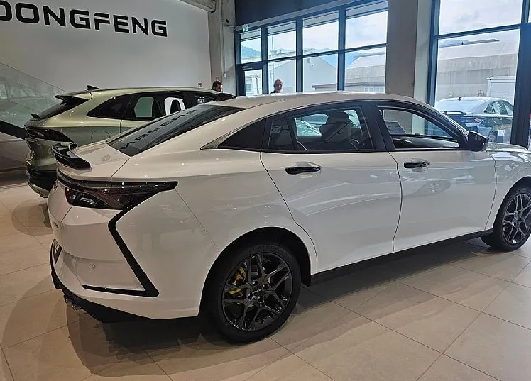 Zunanja slika - Dongfeng Shine - 1.5T + 360 kamera + TEMPOMAT + GRETJE + BLIS - 2