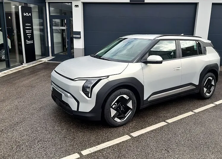 Zunanja slika - KIA EV3 - 58.3 kWh baterija. 150 kW  204 KM  Star - 4