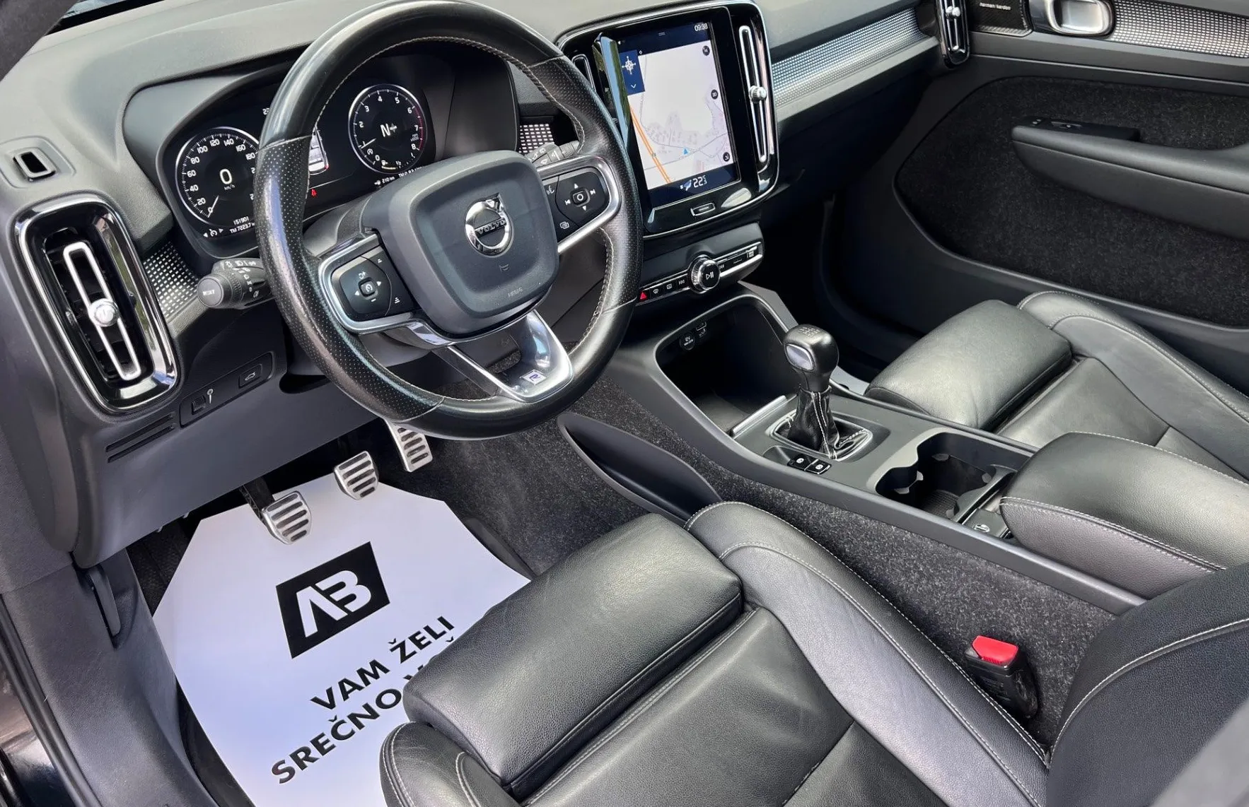 Zunanja slika - Volvo XC40 - T3 R-design+ALU+LED+HI-FI+KLJUKA - 10