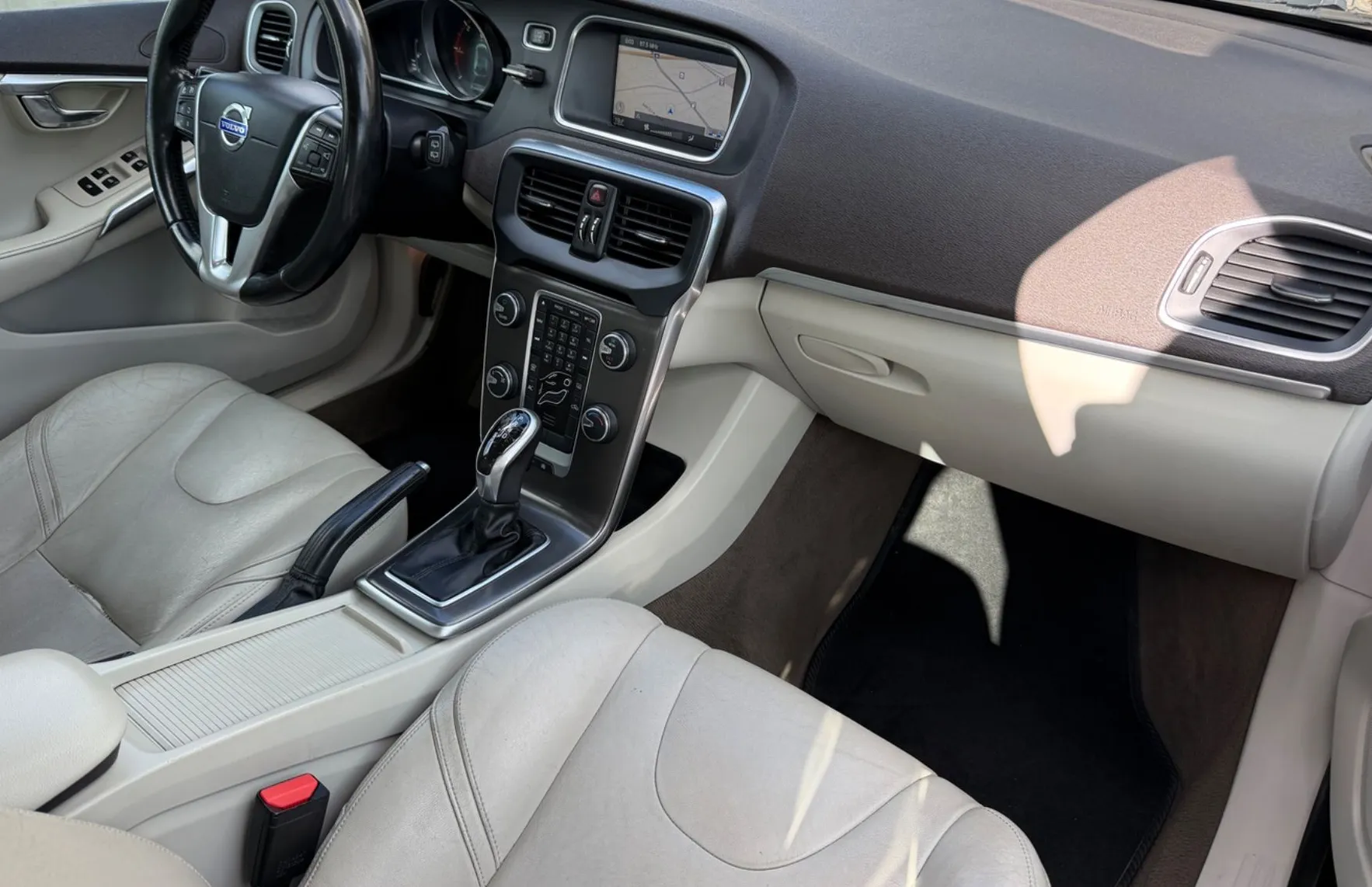 Zunanja slika - Volvo V40 - D2 Momentum AVT. |NAVI|PDC|USNJE| - 11