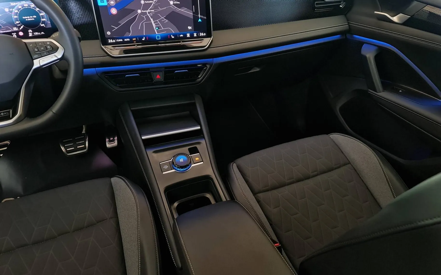 Notranja slika - Volkswagen Tiguan - 1.5 eTSI BMT Life DSG 1 Lastnik-Tov.garancija - 11