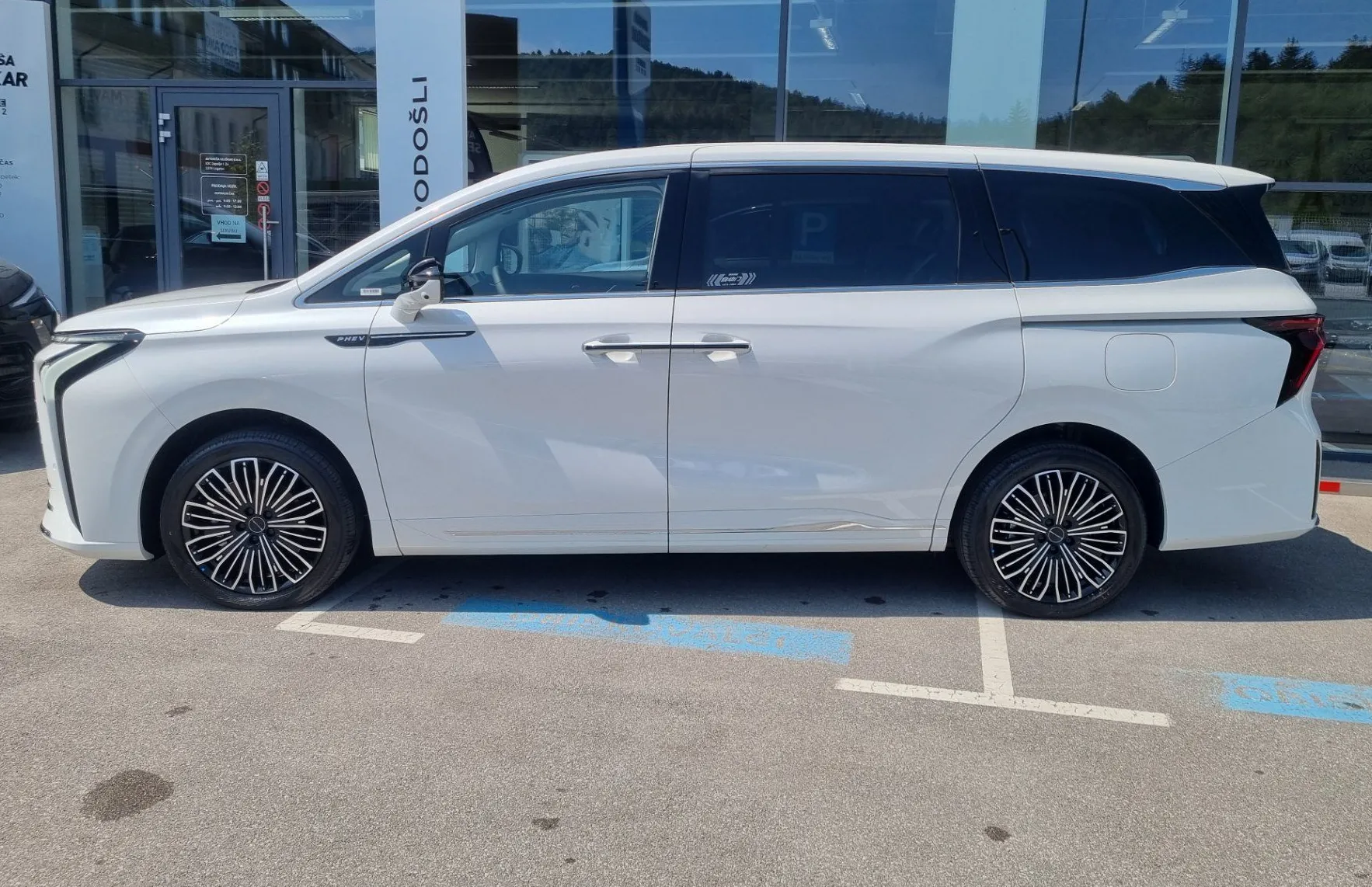 Zunanja slika - Forthing V9 - 1.5T PHEV - 7 SEDEŽEV - BOGATA OPREMA - NA ZALOGI - 5