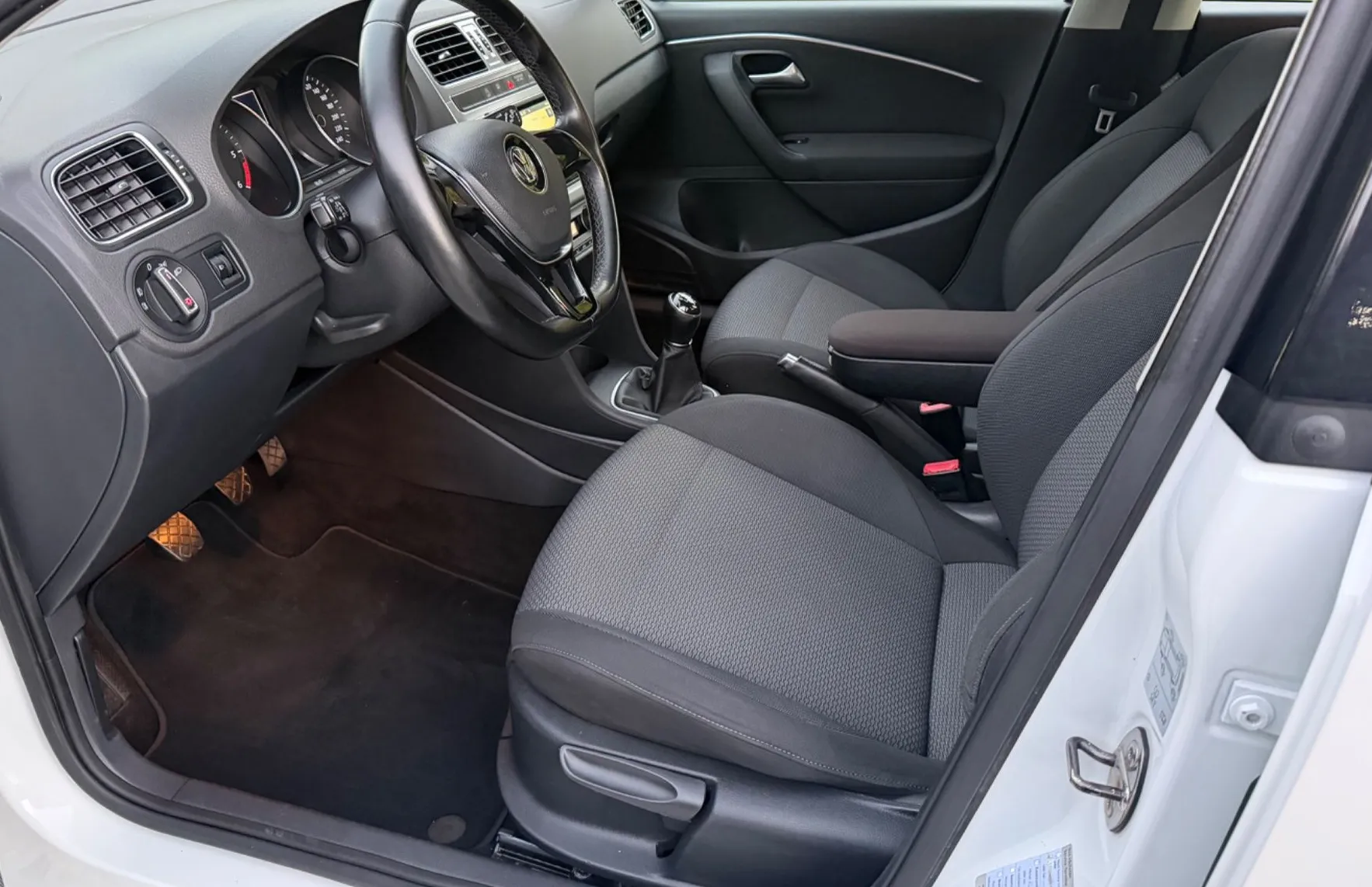 Zunanja slika - Volkswagen Polo - 1.4 TDI Highline PERLA BELA NAVI PDC ALU15 - 9