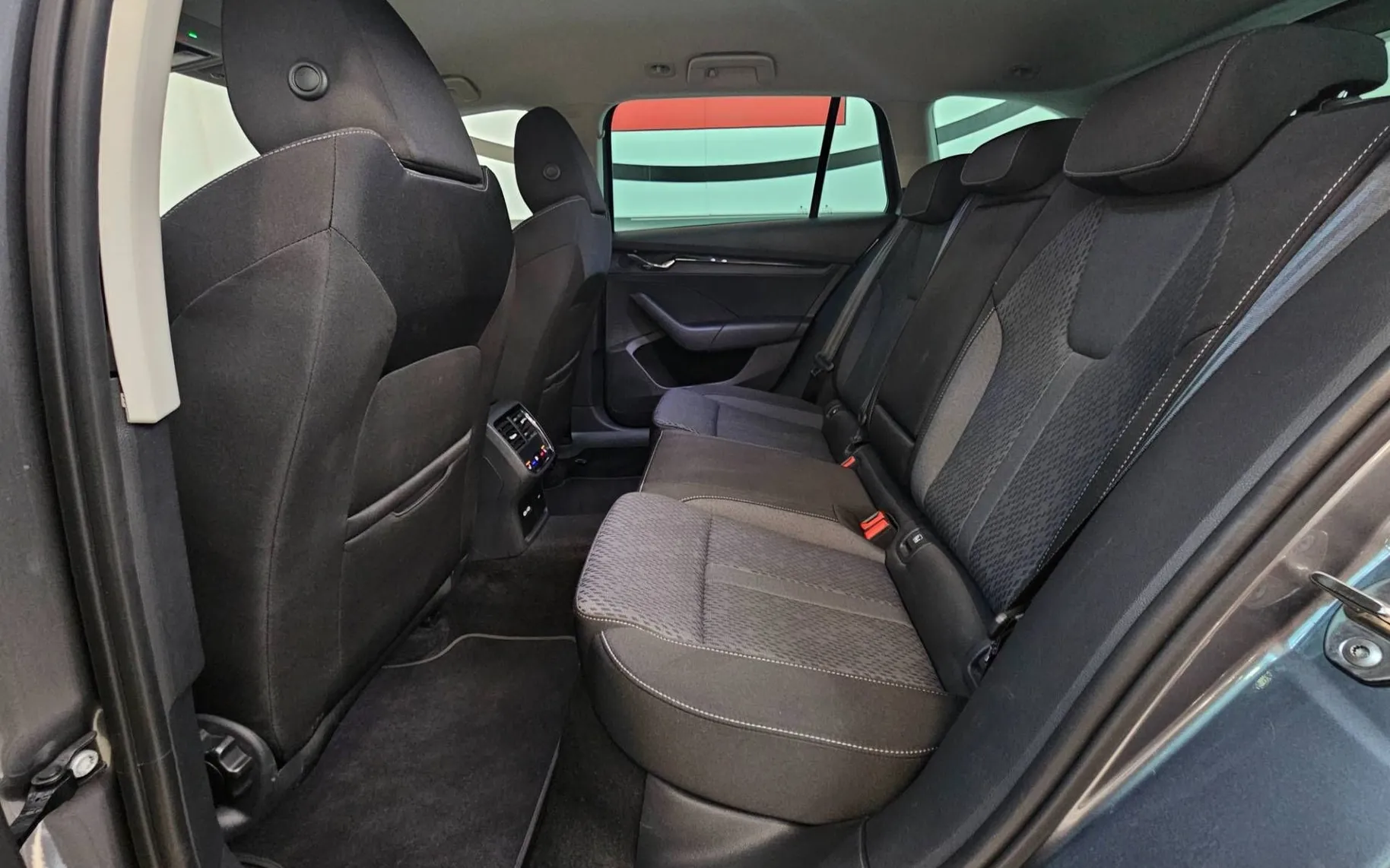 Notranja slika - Škoda Octavia - Combi 1.5 eTSI Clever DSG - 9