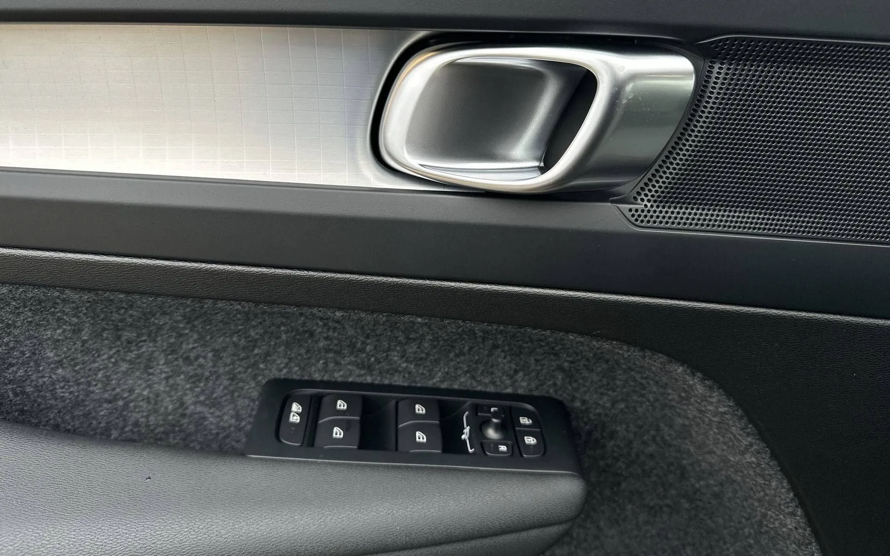 Notranja slika - Volvo XC40 - B3 P Core AT DCT 3 leta garancije + 3 servisi... - 11
