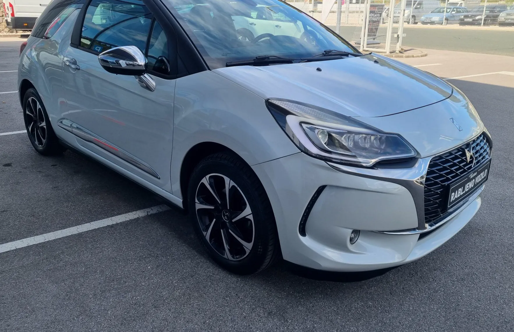 Zunanja slika - Citroën DS3 - 1.2 PURETECH CHIC - Avtomatik - POTRJENA SERVISNA - 4