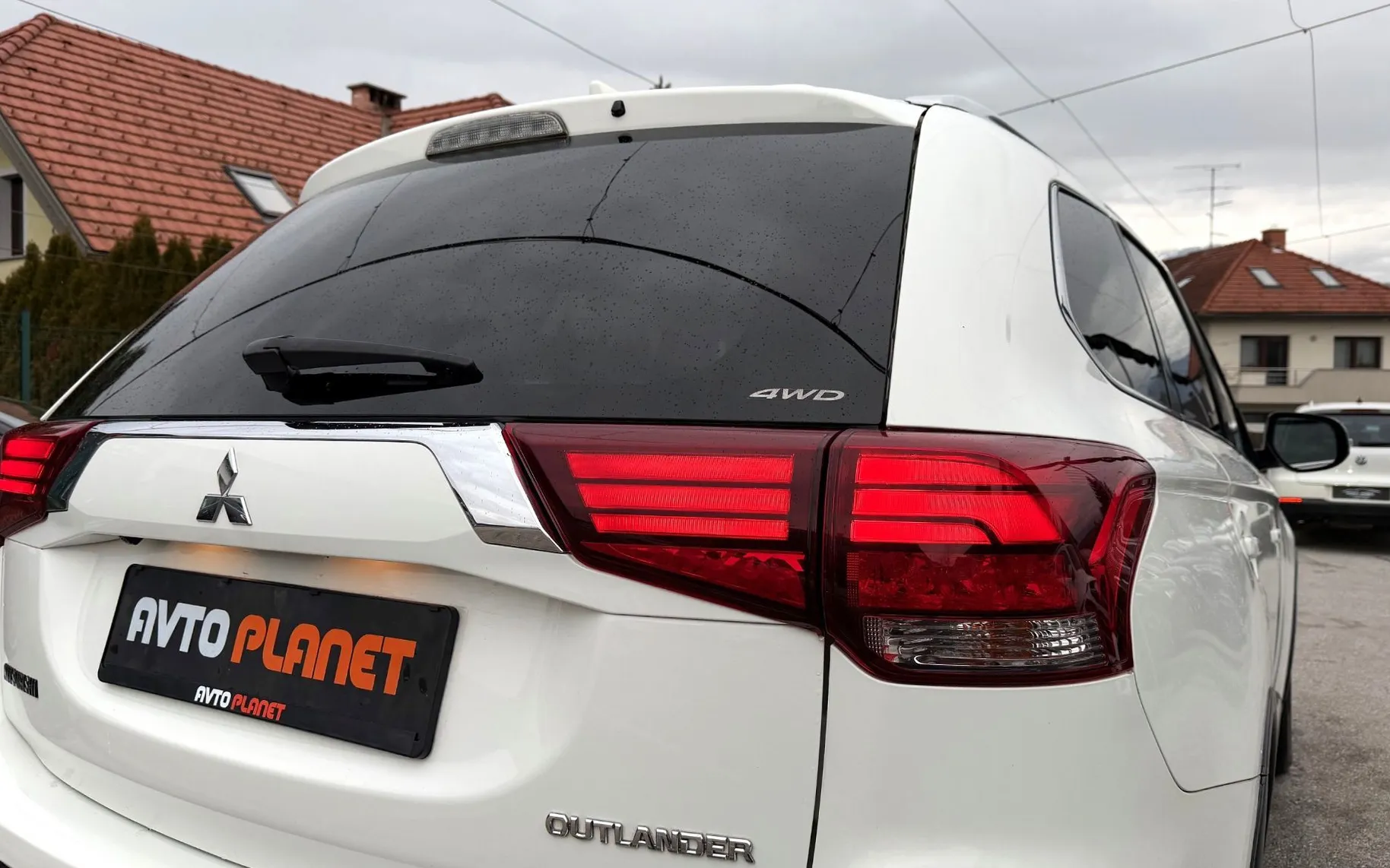 Zunanja slika - Mitsubishi Outlander - 2.2 DI-D 4WD AUT INSTYLE 7SEDEŽEV XENON ACC KAMERA - 11