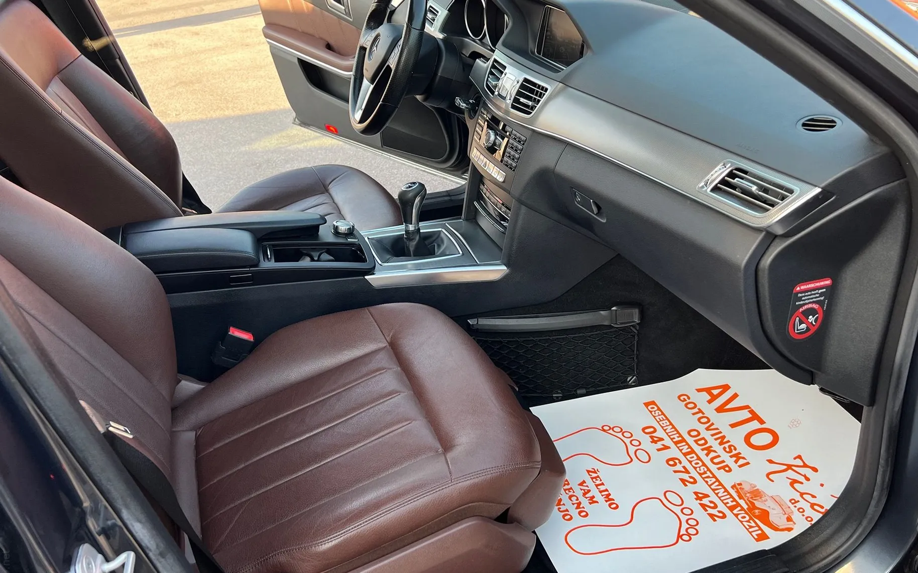 Notranja slika - Mercedes-Benz E-Razred - E 200-LED-ŠIBEDAH-NAVI-USNJE-GRETJE SED-PDC... - 12