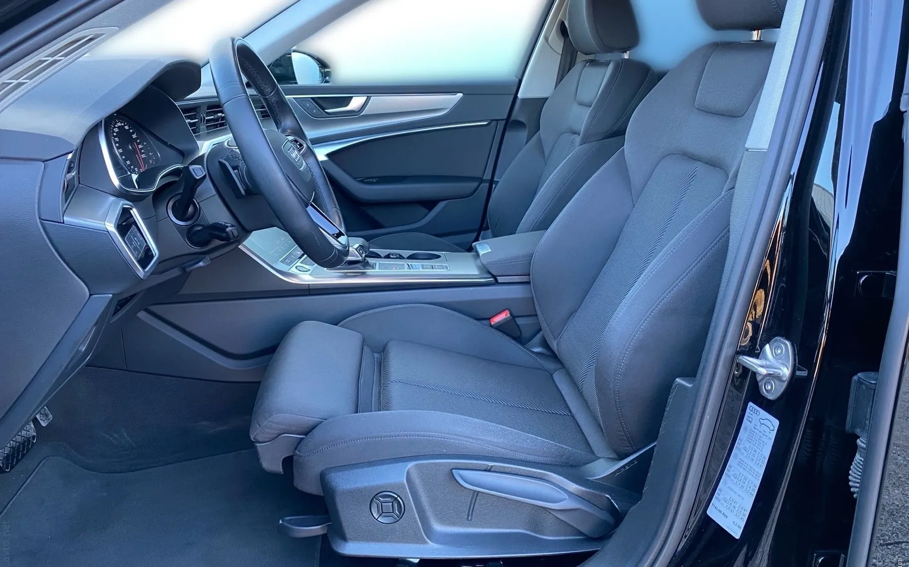 Notranja slika - Audi A6 Avant - 40 TDI S tronic Quattro150kW-Webasto-Vlečna kljuka - 7