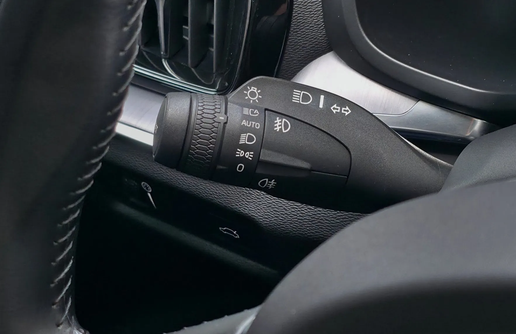 Zunanja slika - Volvo V60 - D3 Momentum FULLED•TEMP•VIRTUAL•KAMERA•2X-PDC•16C• - 10