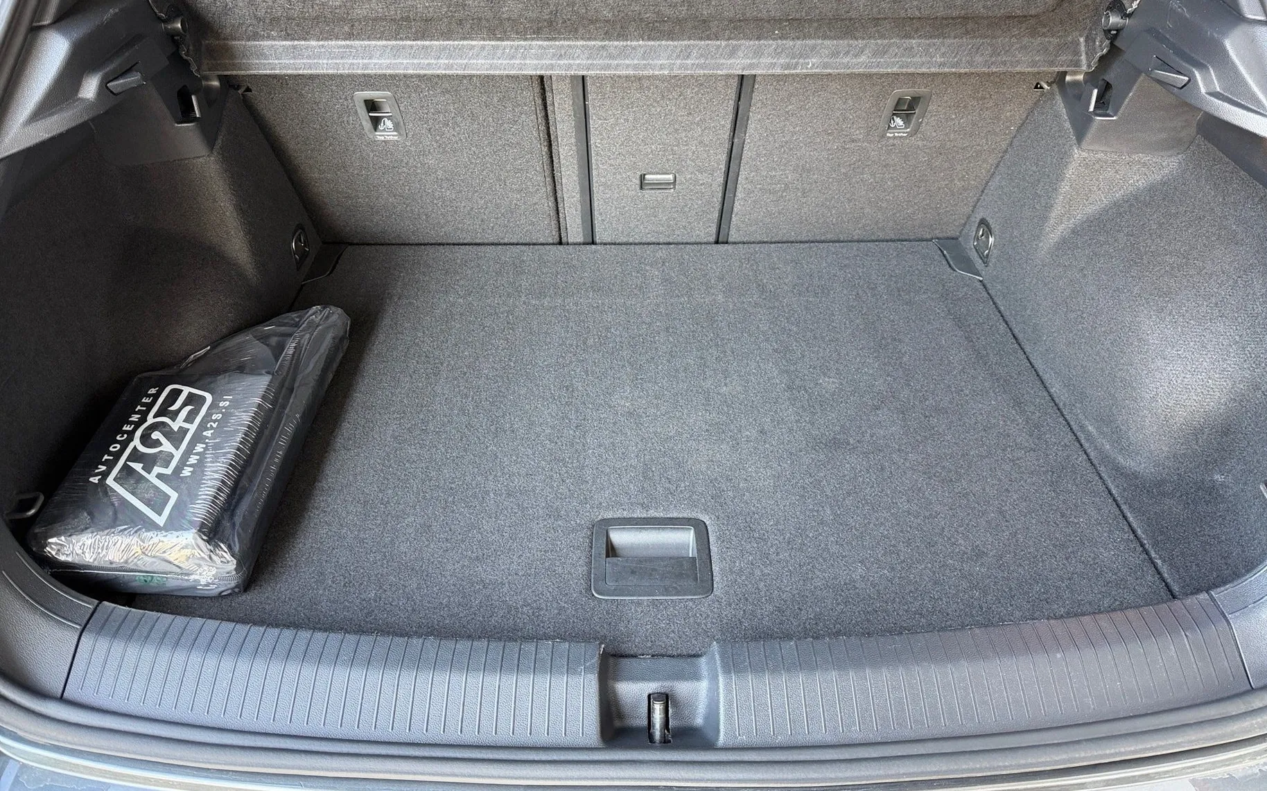 Notranja slika - Volkswagen T-Roc - 1.0 TSI BMT R-Line-Masaža-ACC-PDC-Kamera-IQ Light - 12