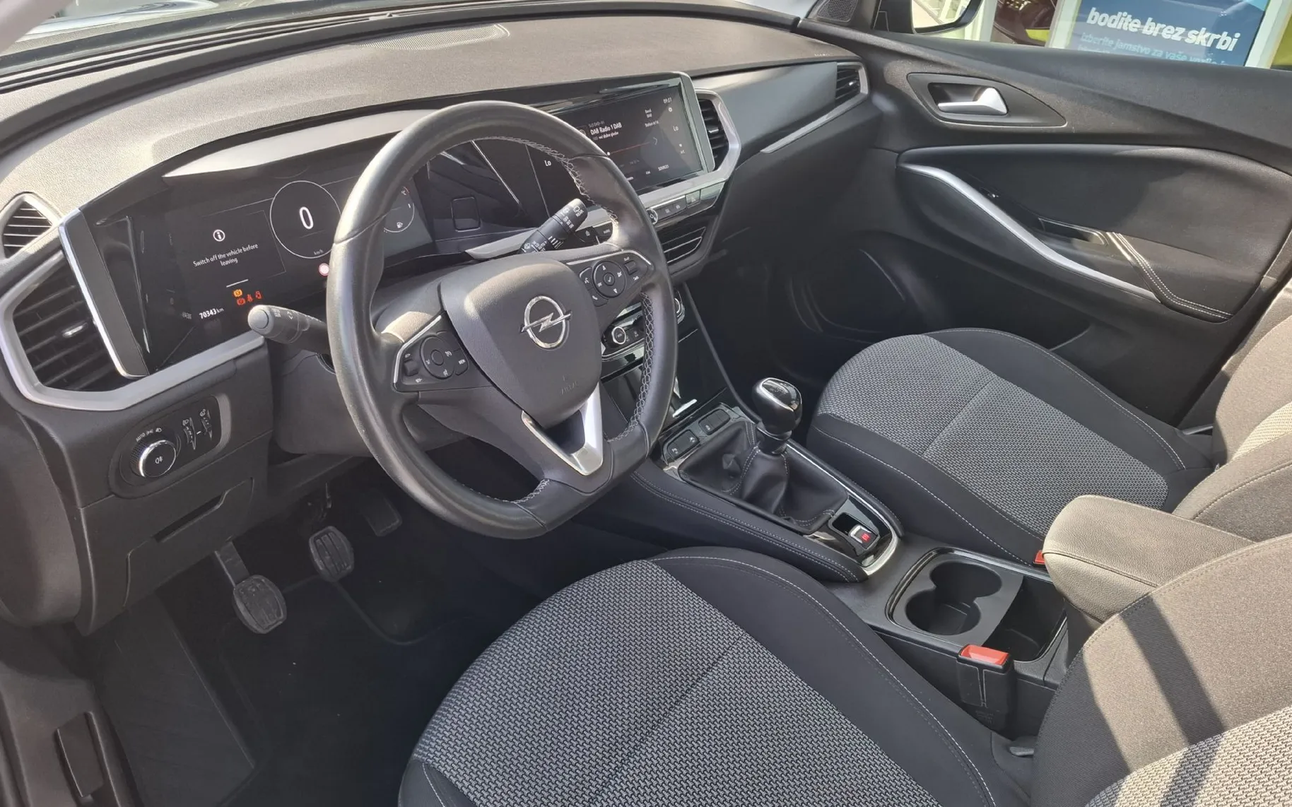 Notranja slika - Opel Grandland - 1.2 TURBO 96KW - LEPO OHRANJEN - POTRJENA SERVISNA - 10