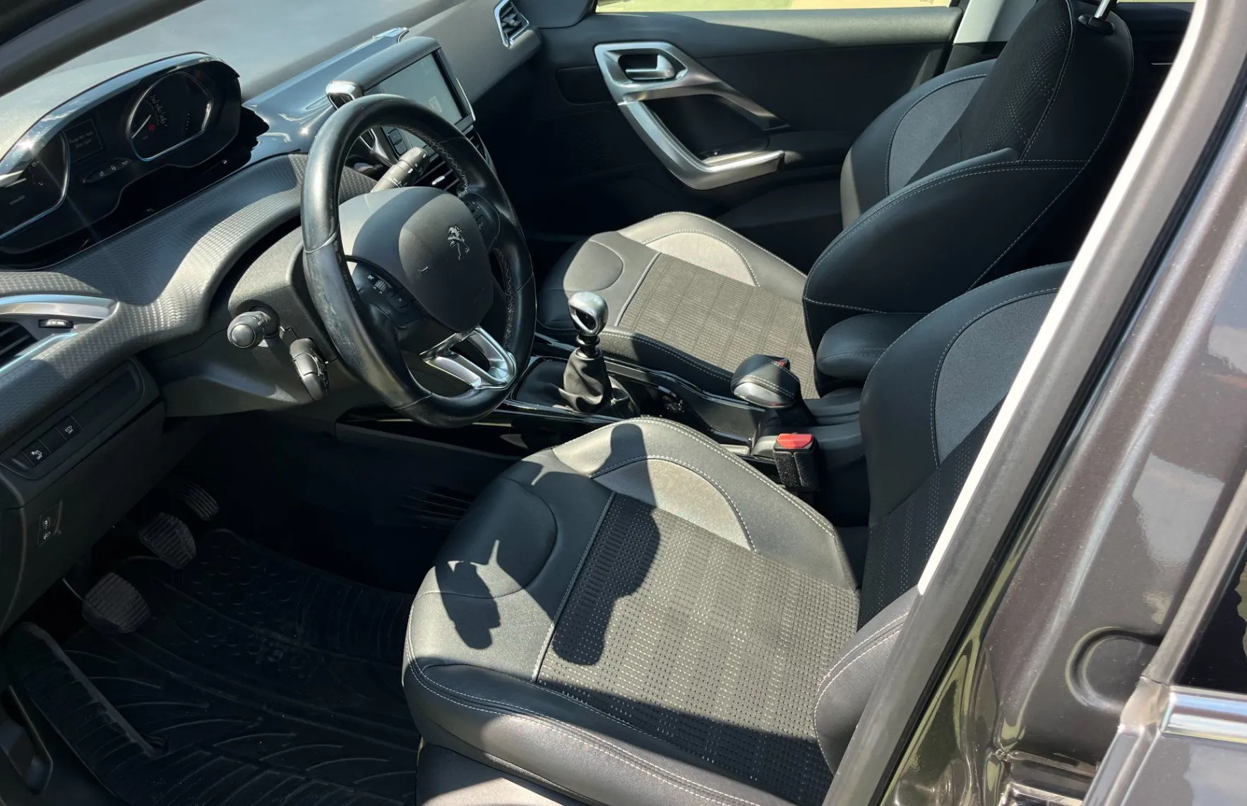 Zunanja slika - Peugeot 2008 - 1.2 PureTech 130Allure XEN.NAVI.PDC SAMO 69.000KM - 10
