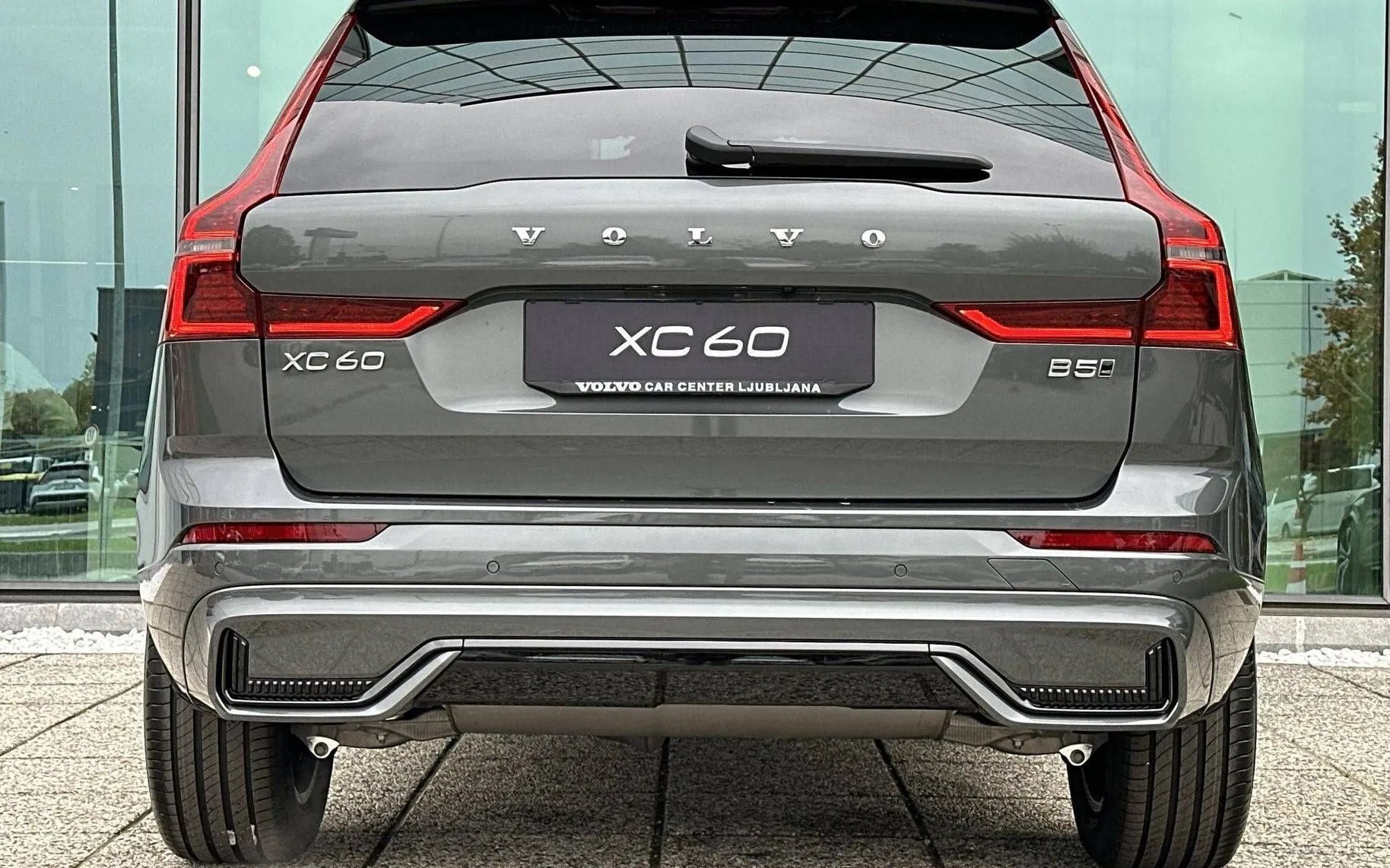 Zunanja slika - Volvo XC60 - B5  P  AWD Plus Dark 3 leta garancije + 3 servisi - 6