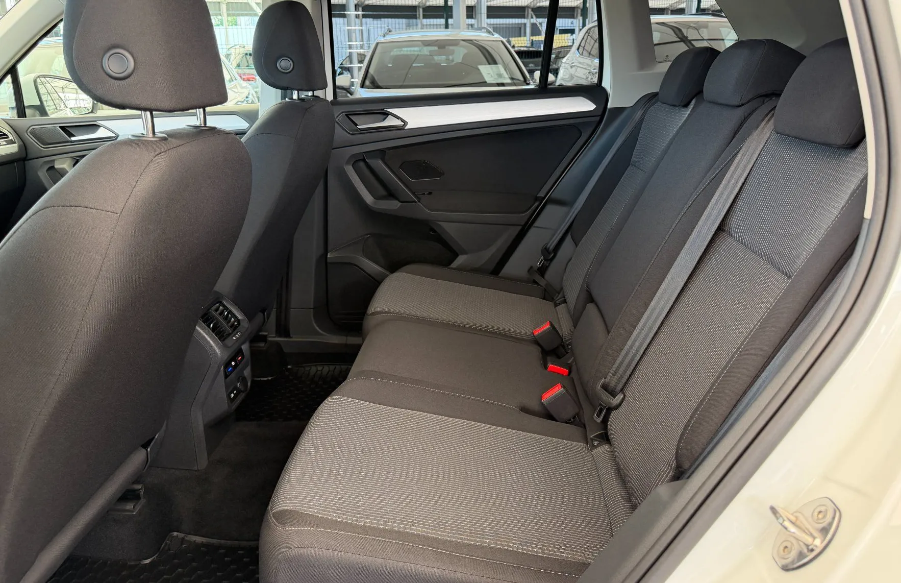 Zunanja slika - Volkswagen Tiguan - 1.5 TSI ACT BMT-SLO-1.LASTNIK-PDC-ACC-LED - 11
