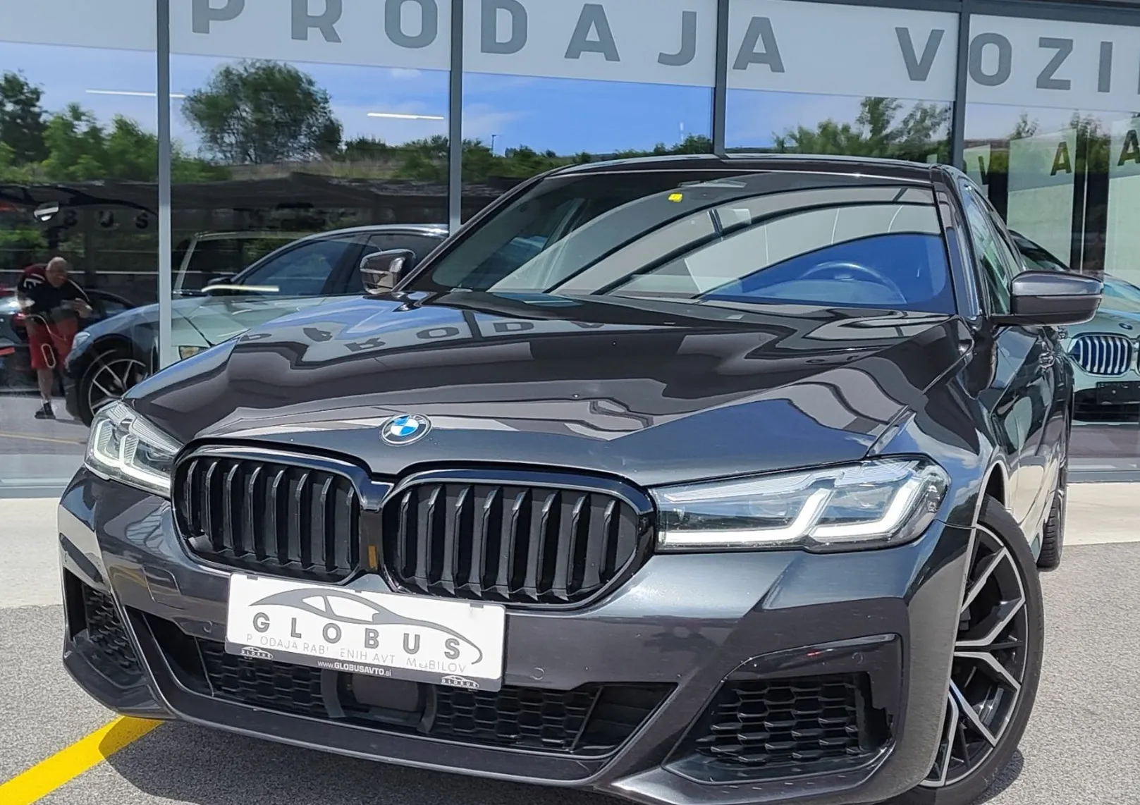 Zunanja slika - BMW Serija 5 - : 520d Avt.M-PAKET HEAD UP HLAJENJE KAMERA KEYLESS - 1