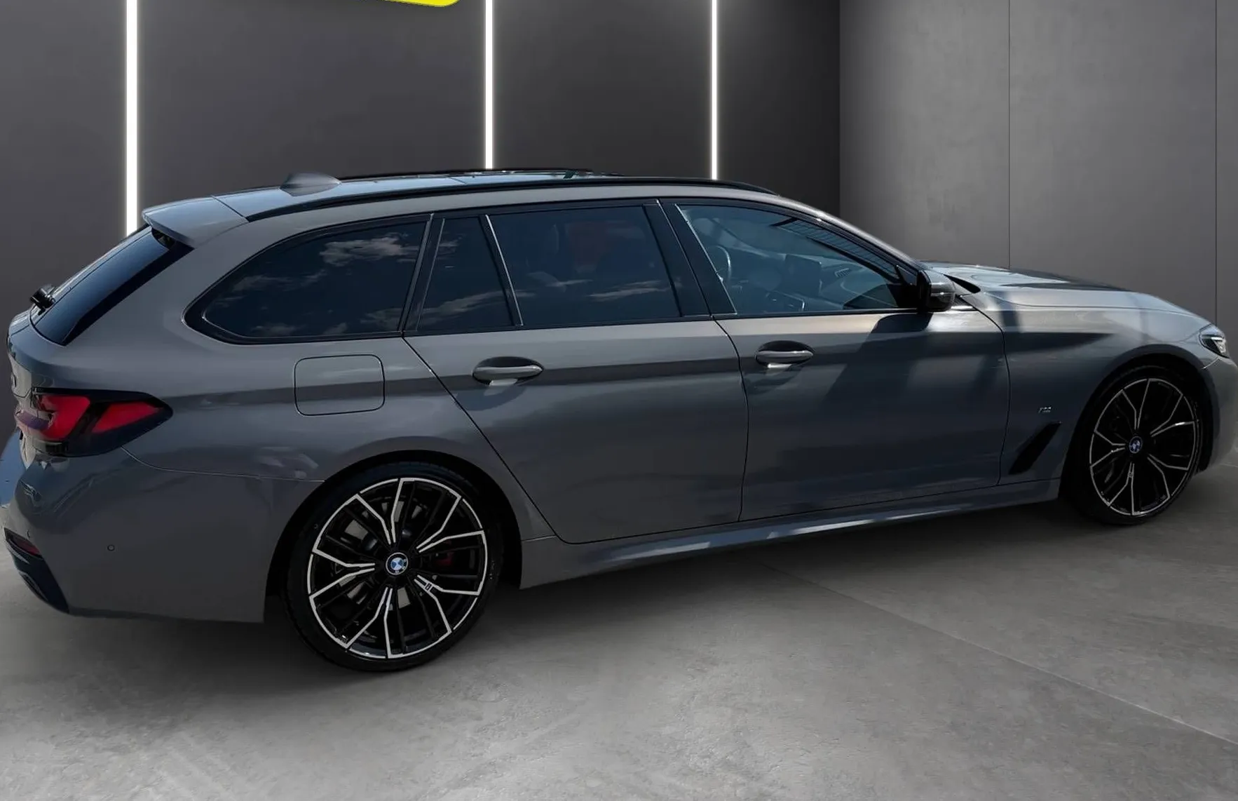 Zunanja slika - BMW Serija 5 - Touring: 530d M SPORT PAKET PANO LED ALCANTARA KAMERA NA - 8