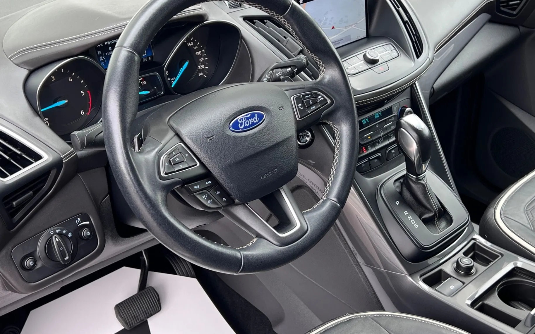Notranja slika - Ford Kuga - 4x4 2.0 TDCi Vignale+LED+KEYLESS+SONY+AMBI - 10