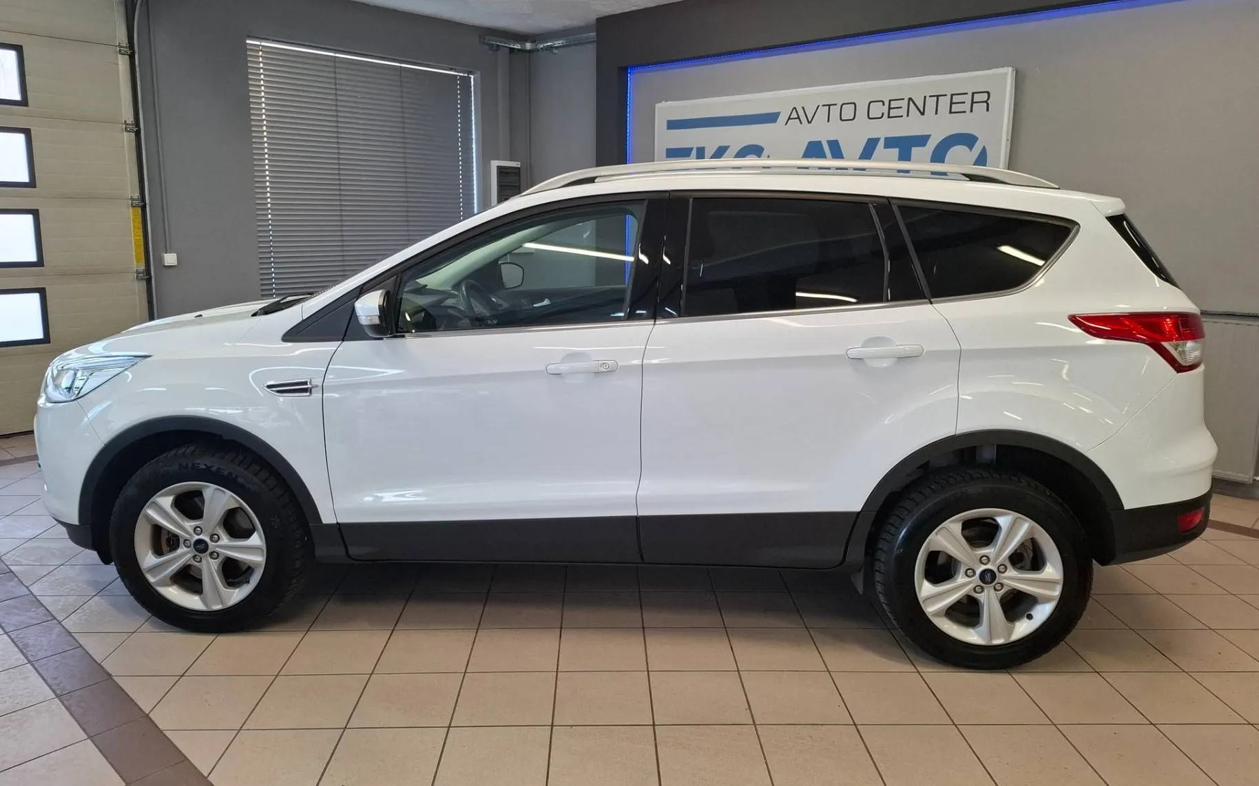 Notranja slika - Ford Kuga - 1.6 SCTI 4x4 AVT.-TEMP-PDC-GRETJE SEDEŽEV-KOT NO - 12