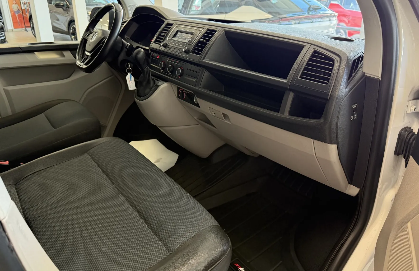 Zunanja slika - VW Transporter - T6 Kombi  7+1  2.0 TDI DSG - 8