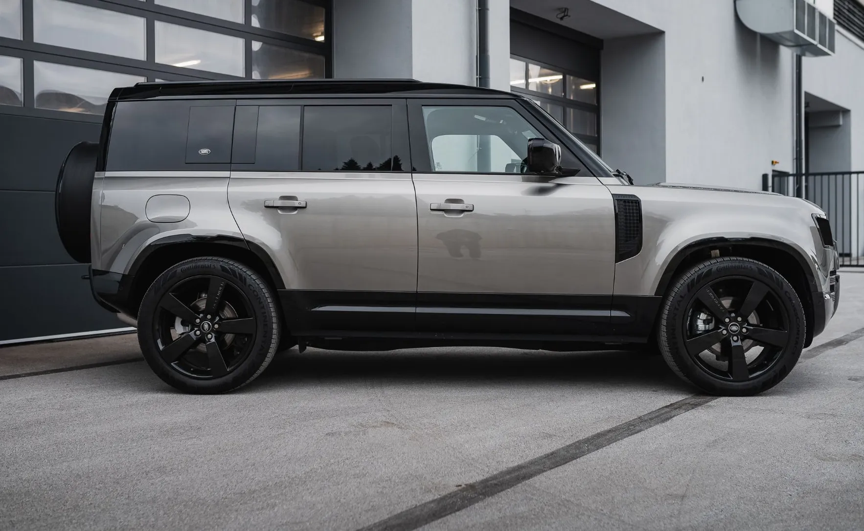 Zunanja slika - Land Rover Defender - 110 X-Dyn HSE 3.0d SILICON SILVER - 4