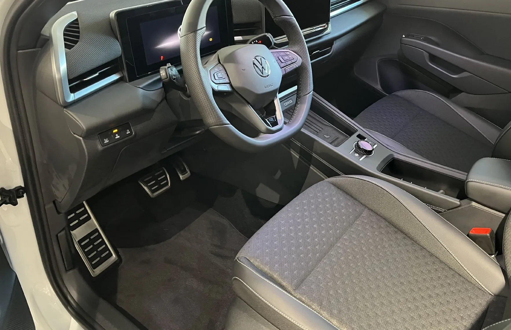 Zunanja slika - Volkswagen T-Roc - 1.5 eTSI R-line DSG 110kW   150 KM - 5
