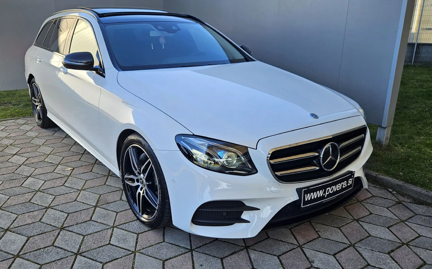 Zunanja slika - Mercedes-Benz E-Razred - E 220 d AMG line+ACC+PANO+MULTIBEAM+USNJE+PRIKLOP+ - 1