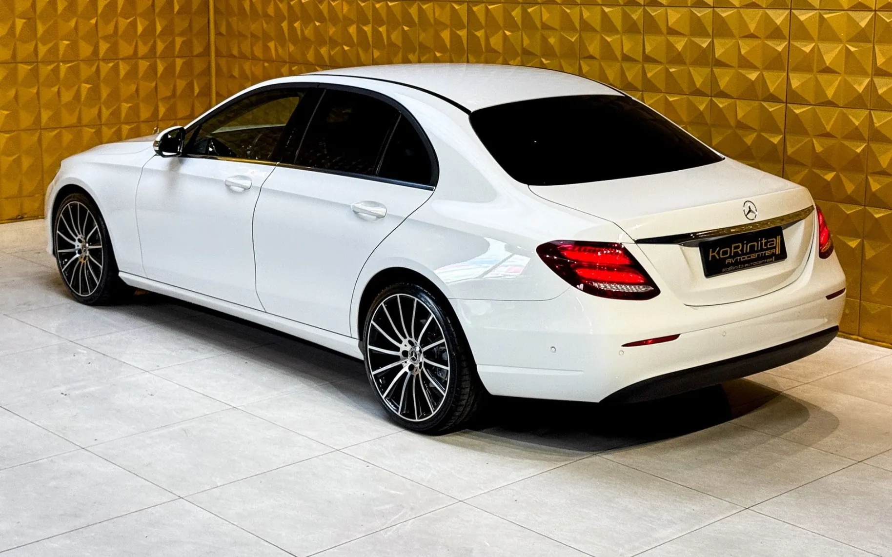 Notranja slika - Mercedes-Benz E-Razred - E200d AUT. KLJUKA-KAMERA-GRETJE-NAVI-TEMP... - 8