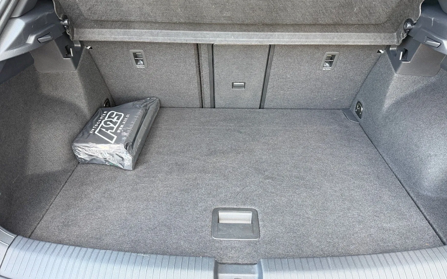 Notranja slika - Volkswagen T-Roc - 1.5 TSI BMT R-Line-SLO-IQ Light-Mrtvi kot-Vzv.kam - 12