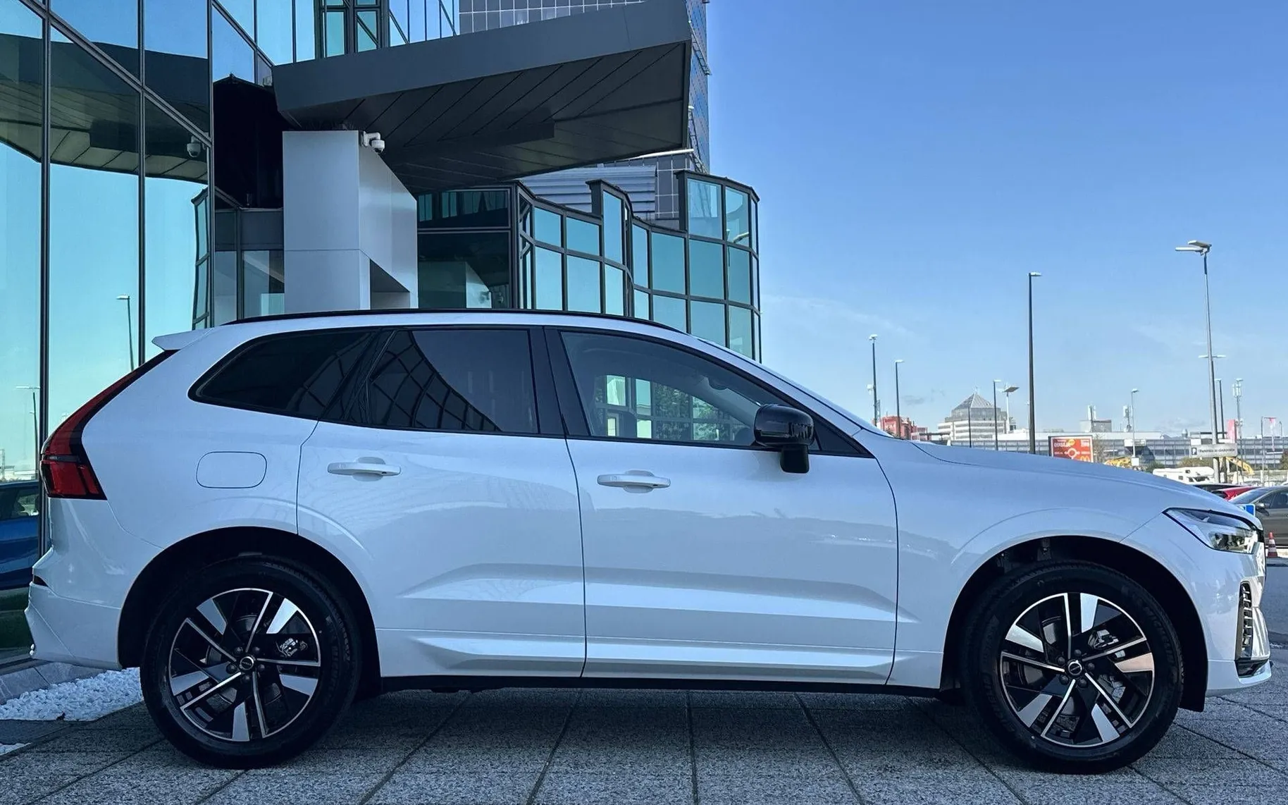 Zunanja slika - Volvo XC60 - B5  P  AWD Plus Dark 3 leta garancije + 3 servisi - 4