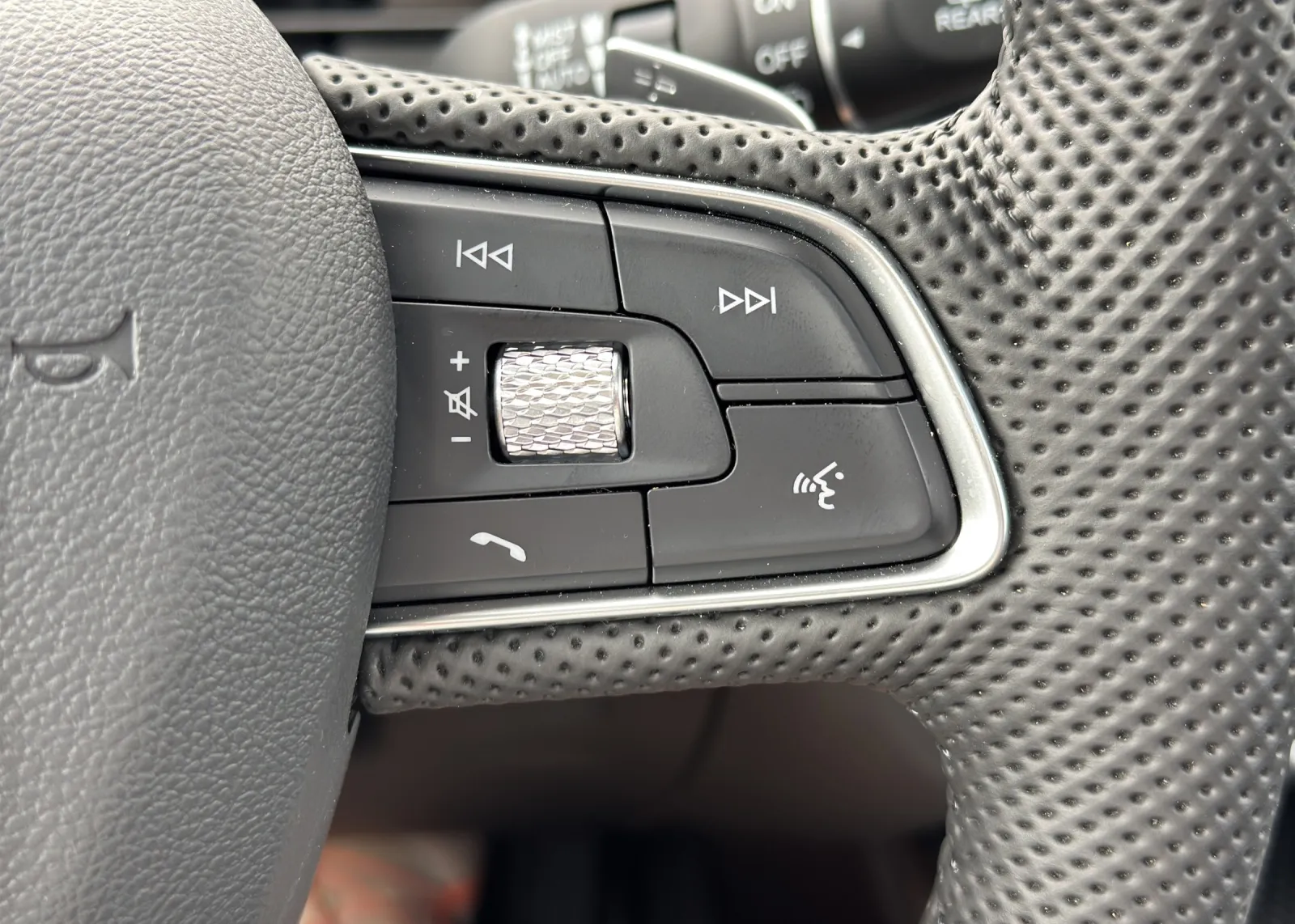 Zunanja slika - Hongqi HS5 - 2.0T AWD + PANORAMA +KEYLESS+ BLIS + 360 + GRETJE - 16