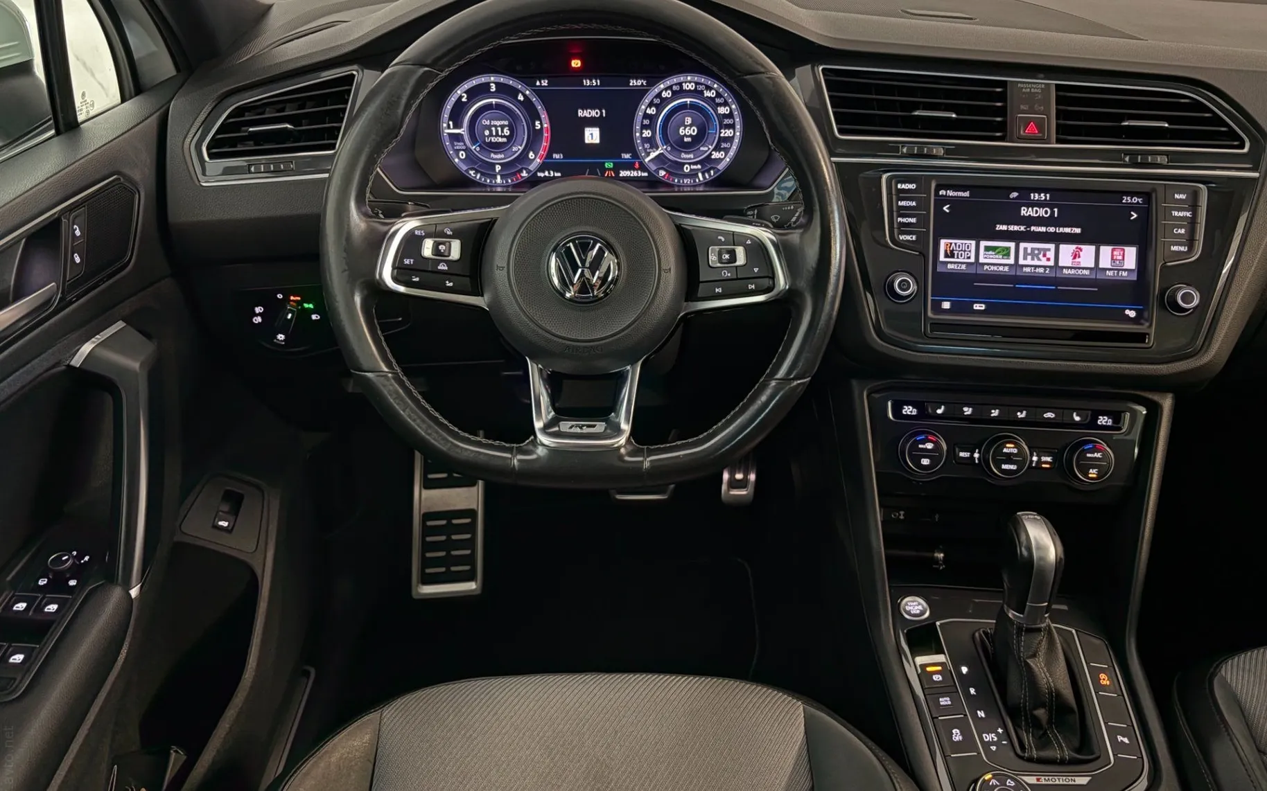 Notranja slika - Volkswagen Tiguan - 2.0TDI R-Line DSG 4motion|Panorama|ACC|Kamera|SLO| - 9