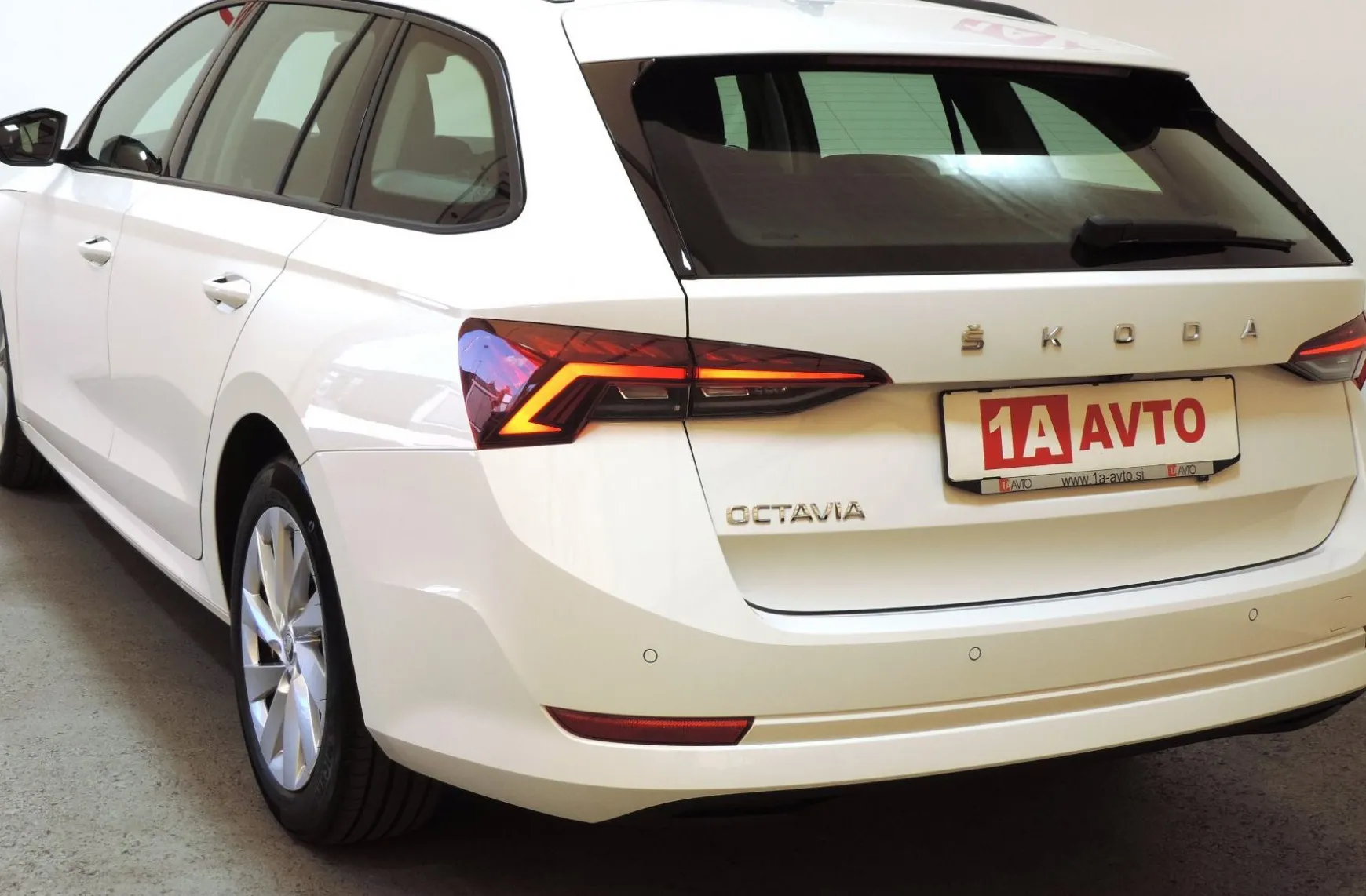 Zunanja slika - Škoda Octavia - Combi 2.0 TDI Ambition AVT. KLIMA-KAMERA-KOT NOVA - 7