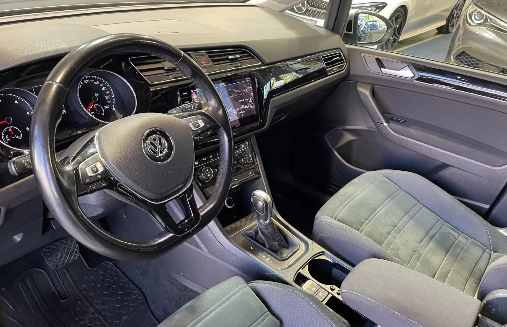 Zunanja slika - VW Touran - PANORAMA-NAVIGACIJA-ALCANTARA-GRETJE-DSG-ALU-LED - 8