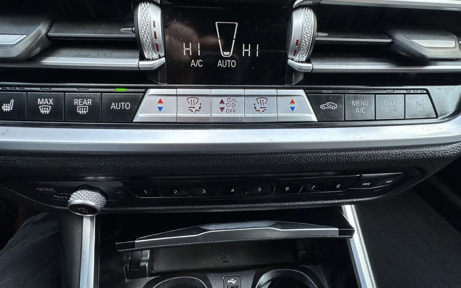 Notranja slika - BMW Serija 3 - Touring: 318i Luxury.NEMŠKI+4ALU.KAMERA.LED.USNJE.ACC.BE - 13