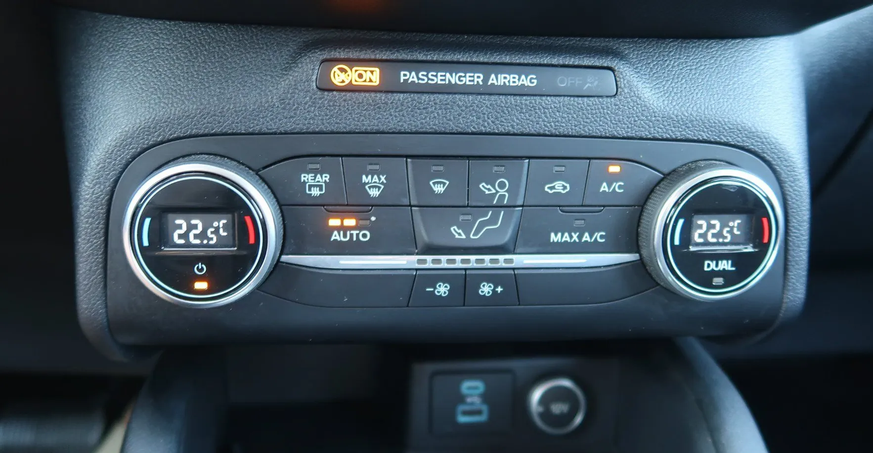 Zunanja slika - Ford Kuga - 1.5 TDCI Titanium Aut.-ALU-NAVI-PDC-LED - 19