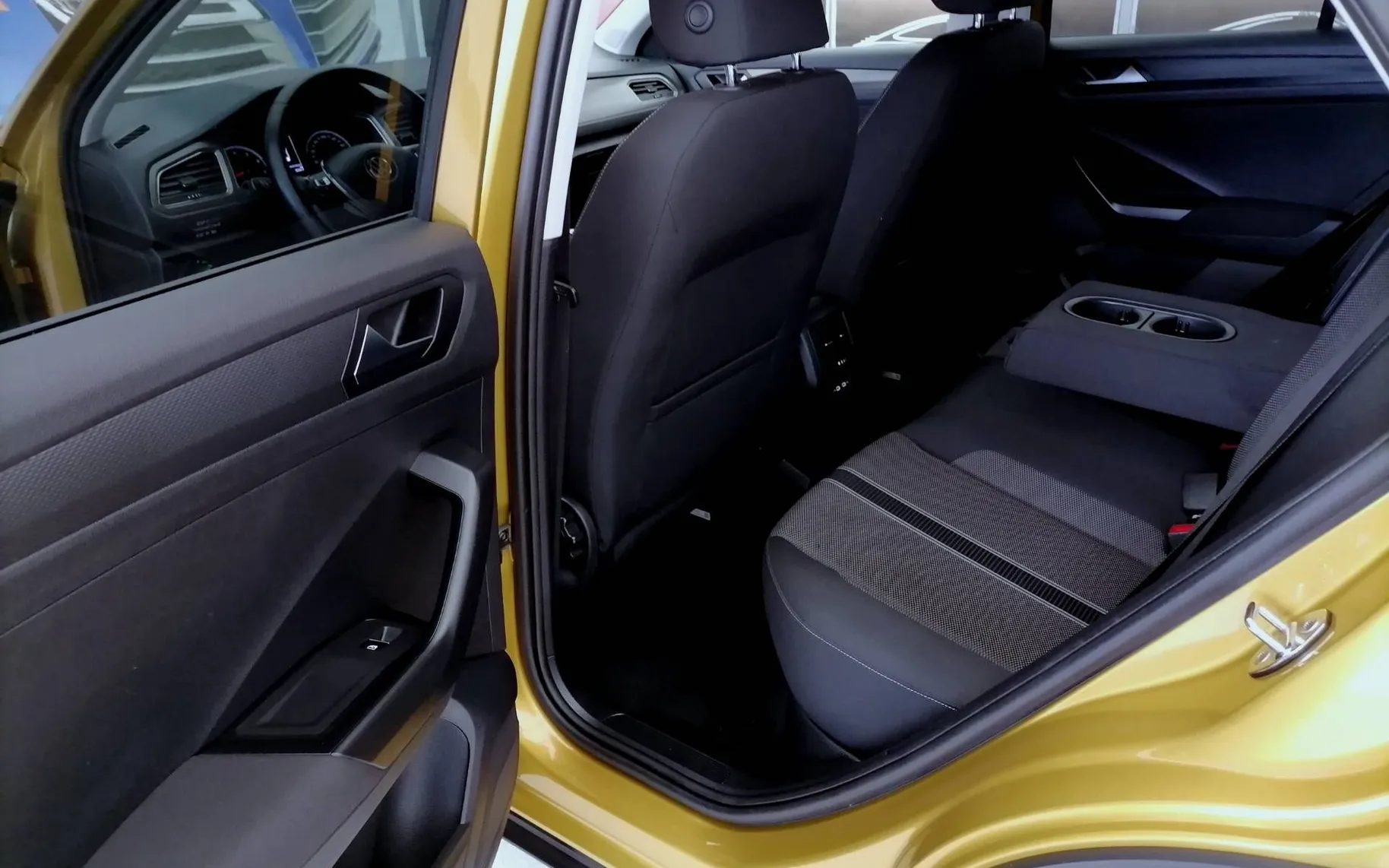 Notranja slika - Volkswagen T-Roc - TSIStyle  LED NAVI ALU ACC RADAR KLJUKA KOT-NOV - 8