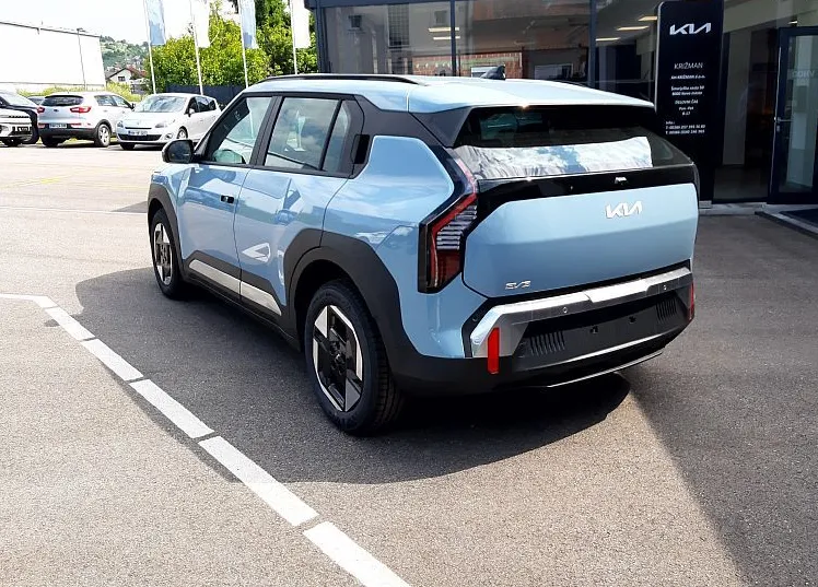 Zunanja slika - KIA EV3 - 58.3 kWh baterija. 150 kW  204 KM  SKAY - 4