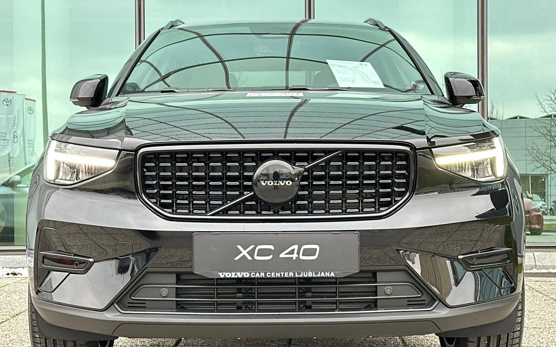 Zunanja slika - Volvo XC40 - B3  P  Plus Black Edition... - 2