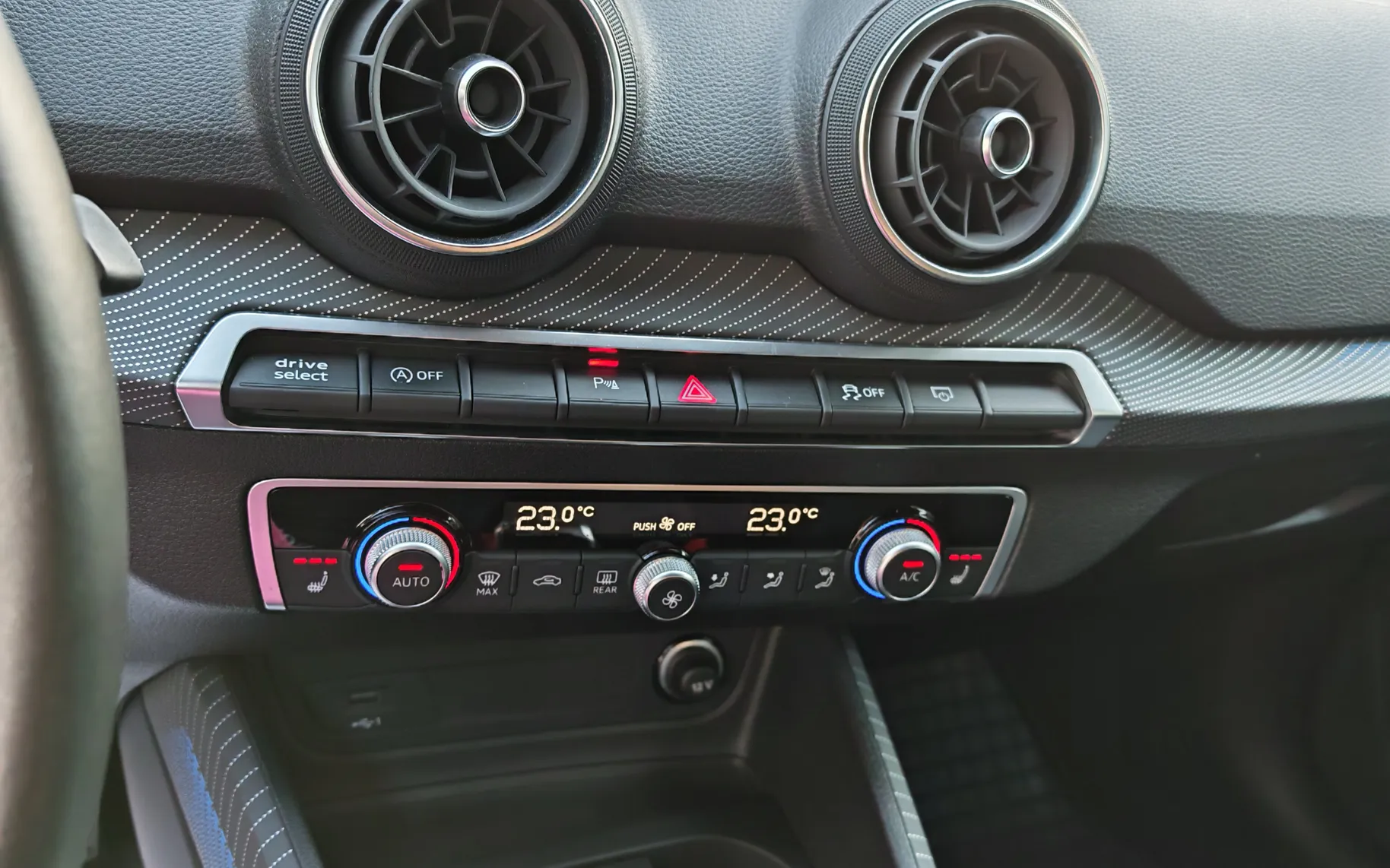 Notranja slika - Audi Q2 - 30 TFSI Advanced - 12