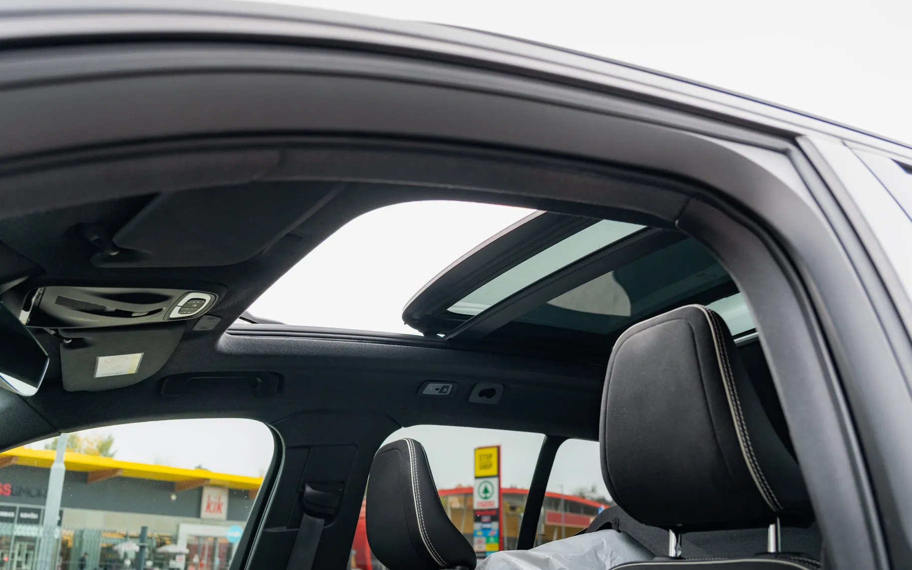 Notranja slika - Volvo XC40 - T4 AWD R-Design Avt. - 12