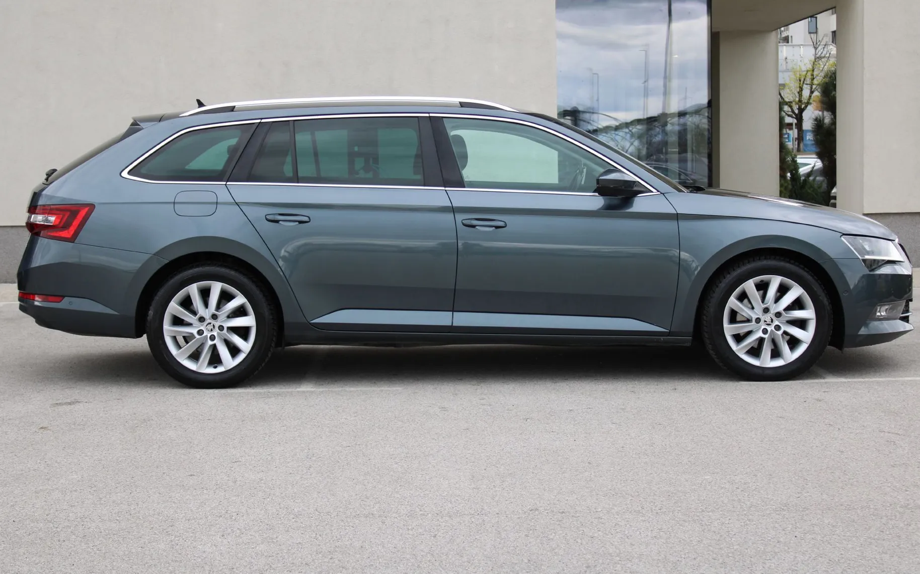 Zunanja slika - Škoda Superb - 1.6 TDI Style Combi 88 kW NAVI TEMPO GRET SED KAM - 6