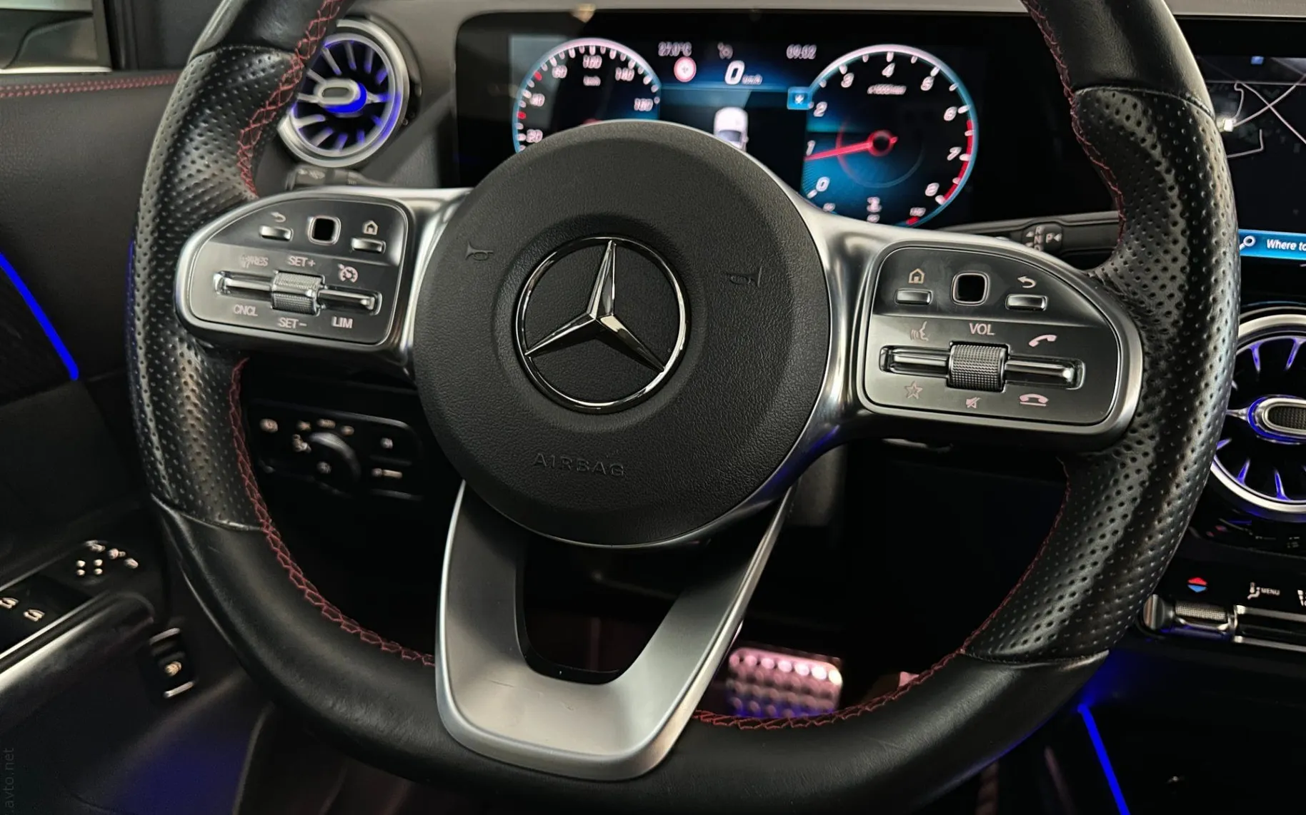 Notranja slika - Mercedes-Benz GLA-Razred - 200|AMG Line|Memory|HUD|Kamera|Gretje|LineAss|R19 - 11