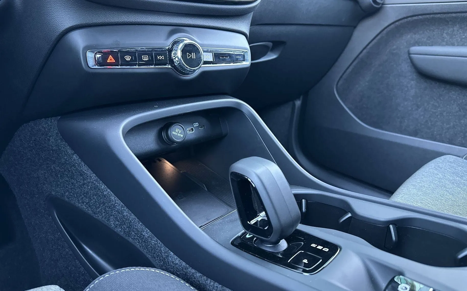 Notranja slika - Volvo XC40 - B3 P Core AT DCT 3 leta garancije + 3 servisi... - 19