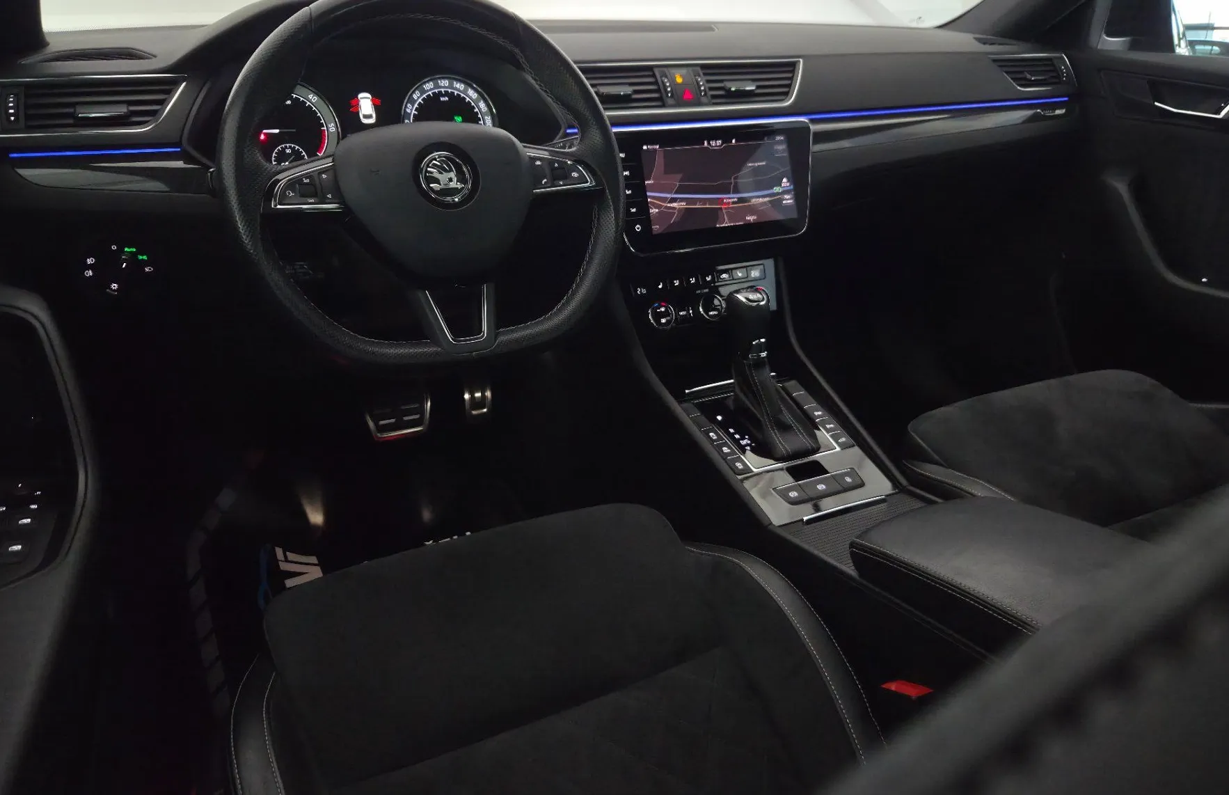Zunanja slika - Škoda Superb - Combi 4x4 2.0 TDI SportLine DSG-RADAR-DCC-KLJUKA - 16