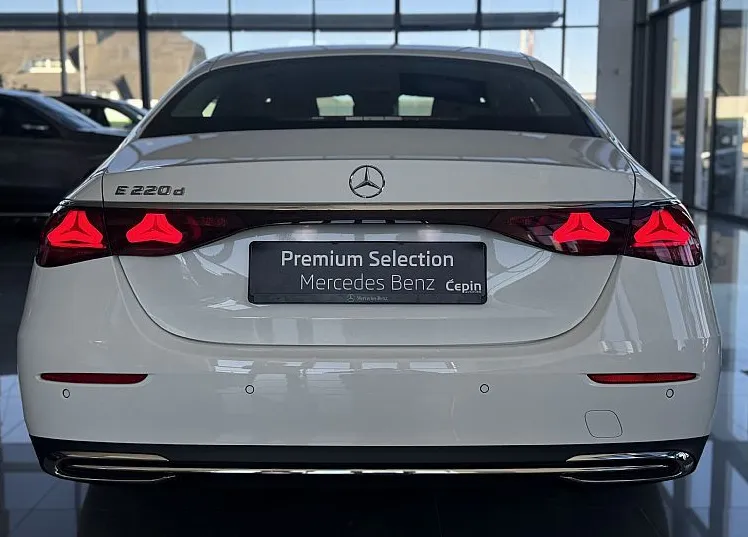 Zunanja slika - Mercedes-Benz E-Razred - 220d-AUT-MULTIBEAM-DISTRONIC-NAVI-MEMORY-PREMIUM - 5