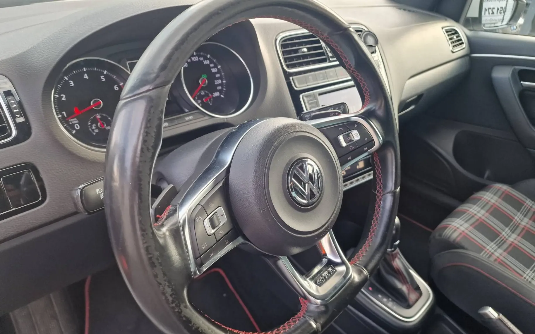 Notranja slika - Volkswagen Polo - 1.8 GTI DSG NA KREDIT BREZ GA - 8